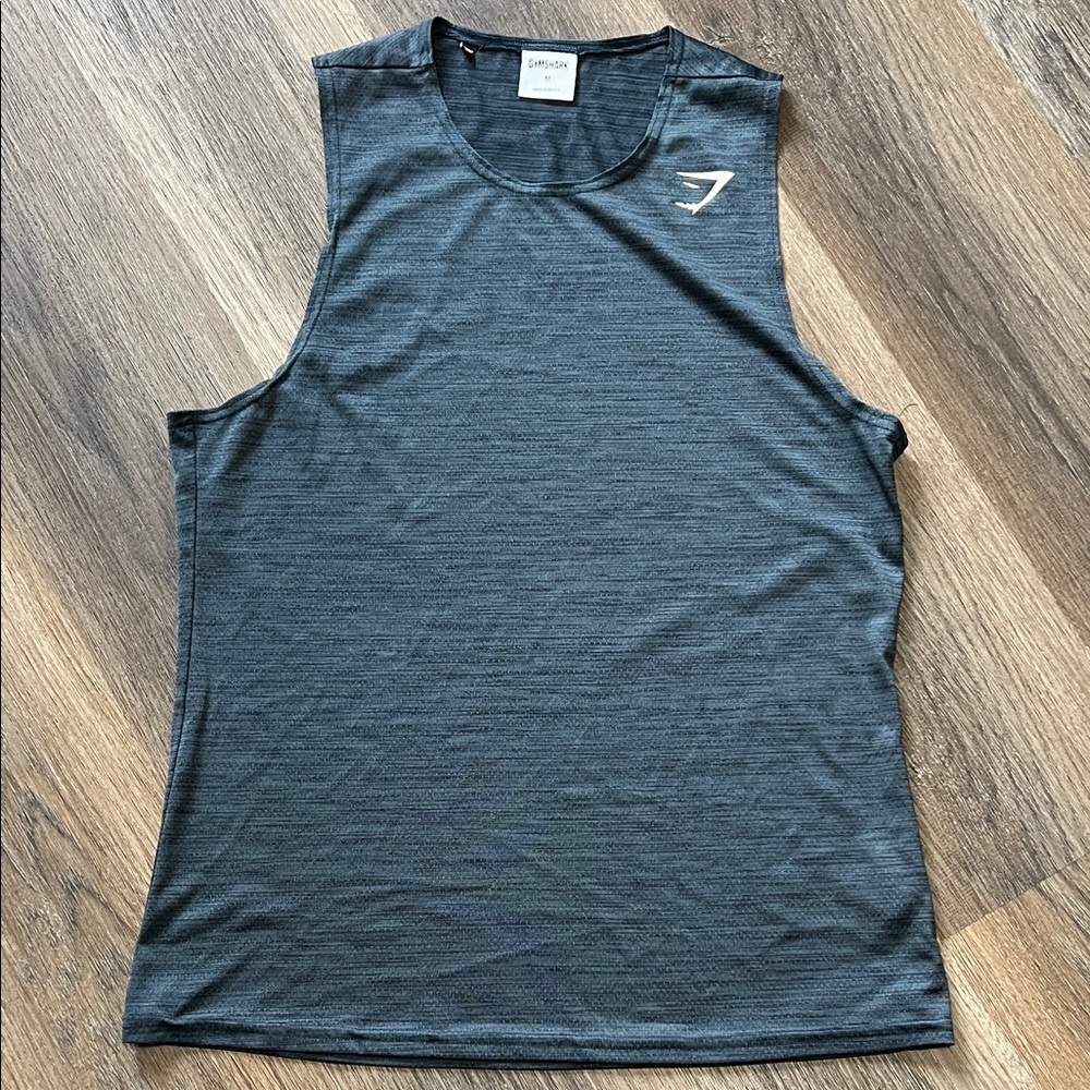 (24) Gymshark athletic tank